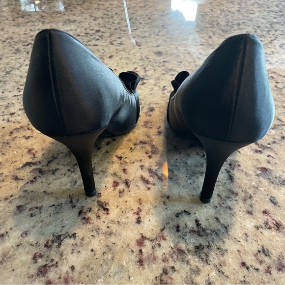 Tahari Sloan black satin peep toe women’s size 8 - Picture 3 of 5